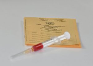 Spritze und Impfpass